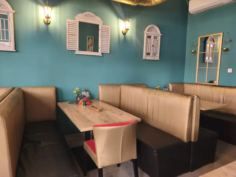 Sala z turkusowymi ścianami